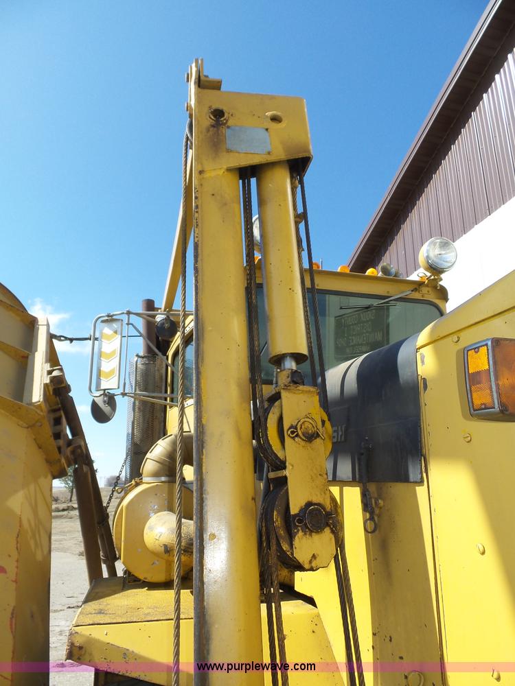 image for item J8925 1978 Oshkosh P-2323-5 sander truck