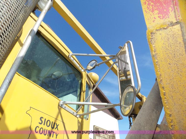 image for item J8925 1978 Oshkosh P-2323-5 sander truck