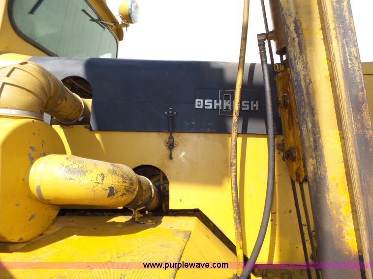 image for item J8925 1978 Oshkosh P-2323-5 sander truck