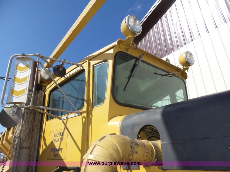 image for item J8925 1978 Oshkosh P-2323-5 sander truck