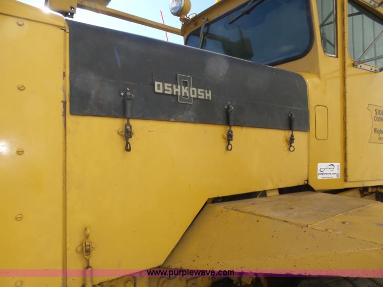 image for item J8925 1978 Oshkosh P-2323-5 sander truck
