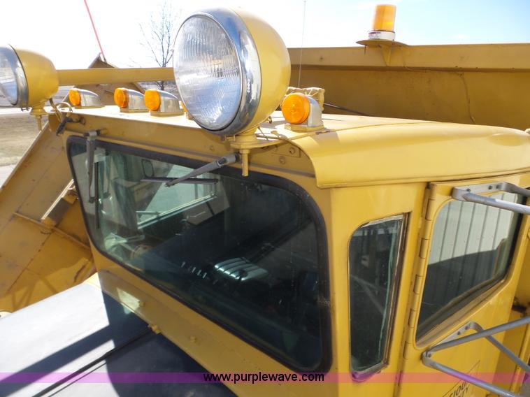 image for item J8925 1978 Oshkosh P-2323-5 sander truck