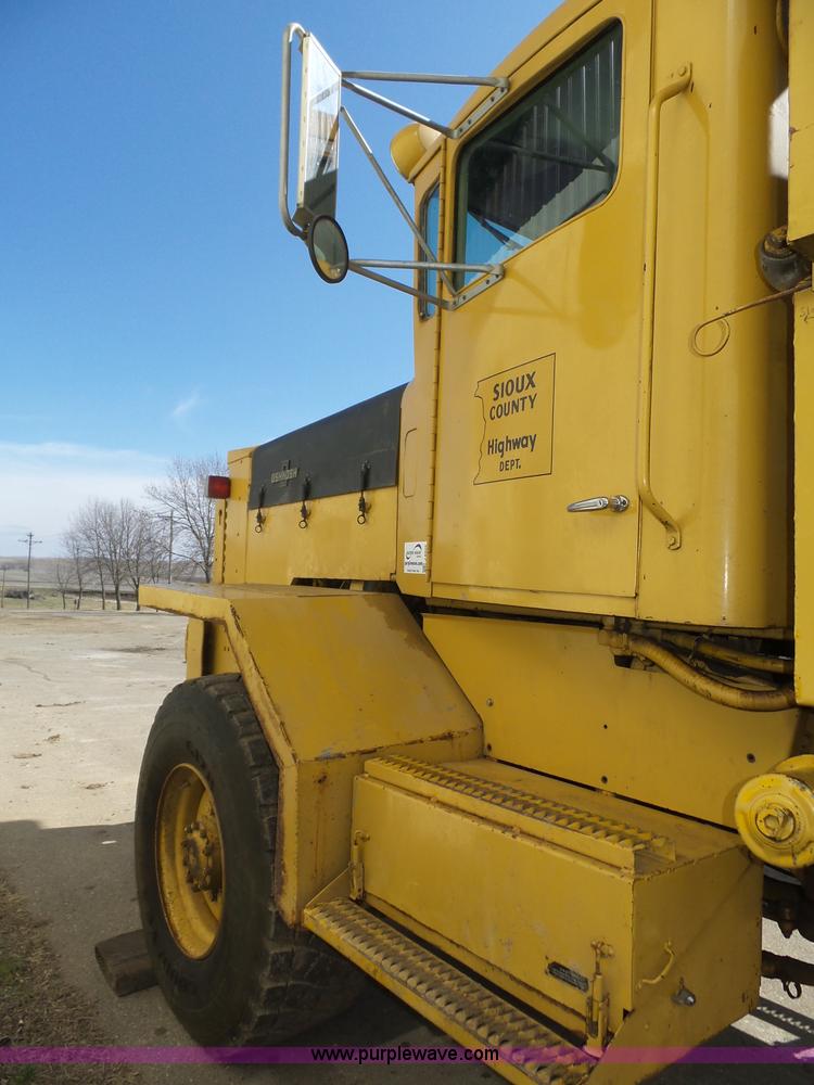 image for item J8925 1978 Oshkosh P-2323-5 sander truck