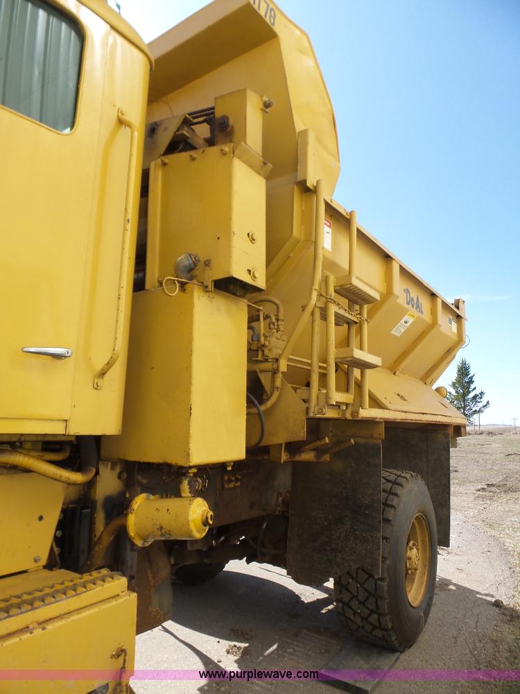 image for item J8925 1978 Oshkosh P-2323-5 sander truck