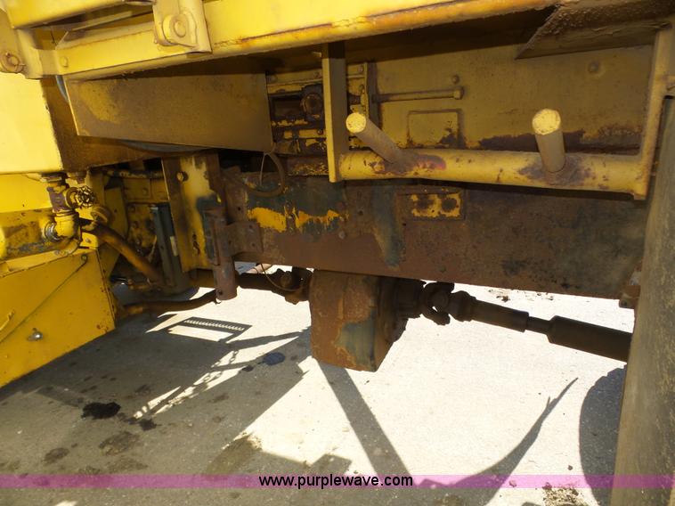 image for item J8925 1978 Oshkosh P-2323-5 sander truck