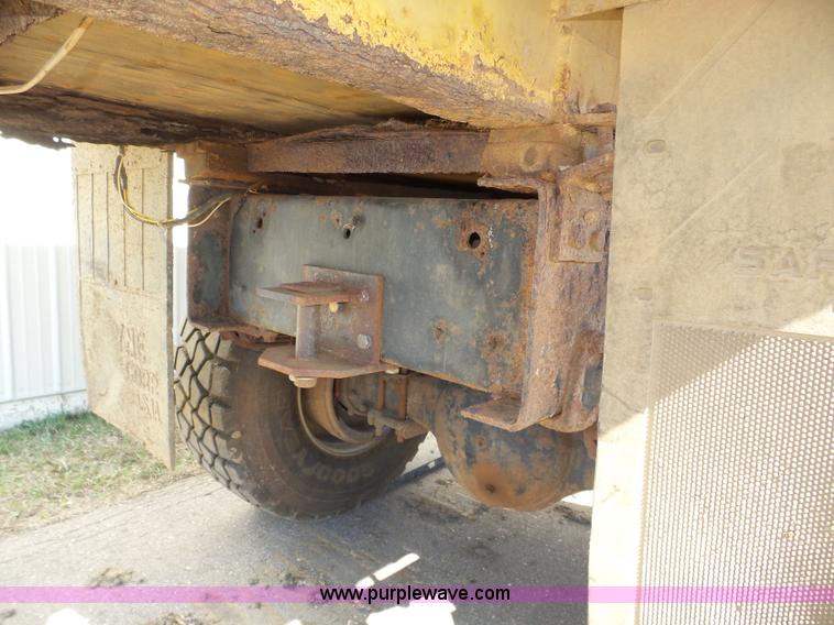 image for item J8925 1978 Oshkosh P-2323-5 sander truck