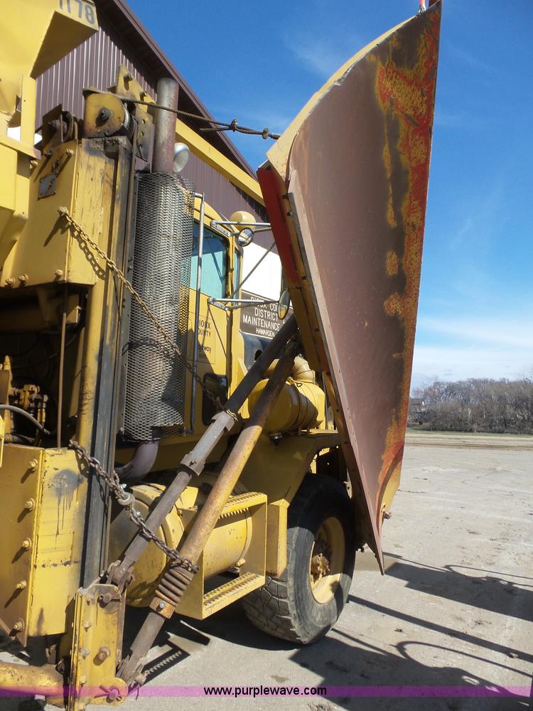 image for item J8925 1978 Oshkosh P-2323-5 sander truck