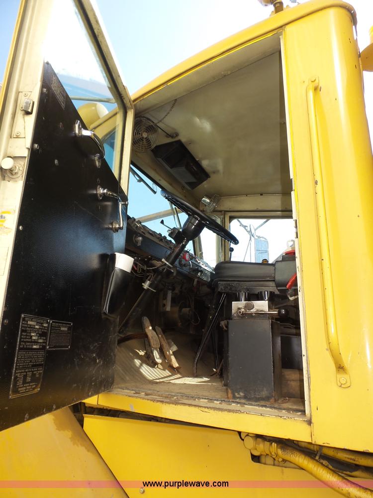 image for item J8925 1978 Oshkosh P-2323-5 sander truck