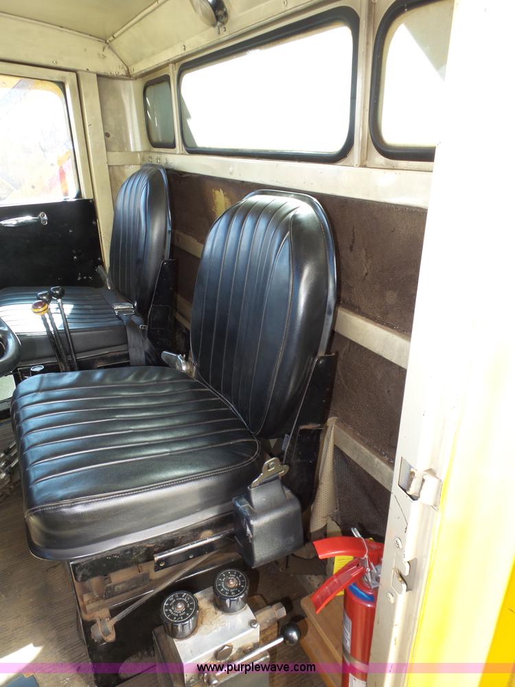 image for item J8925 1978 Oshkosh P-2323-5 sander truck