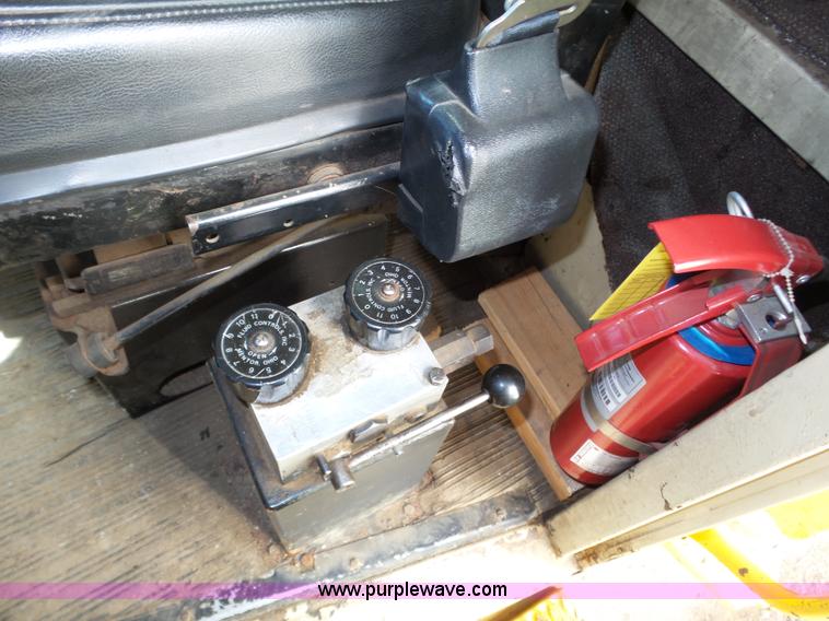 image for item J8925 1978 Oshkosh P-2323-5 sander truck