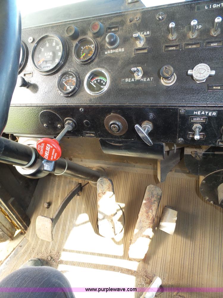 image for item J8925 1978 Oshkosh P-2323-5 sander truck