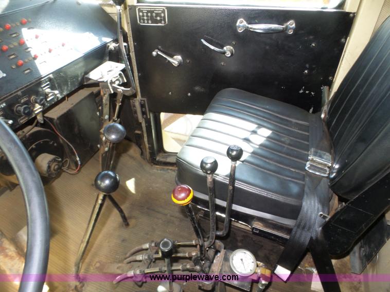 image for item J8925 1978 Oshkosh P-2323-5 sander truck