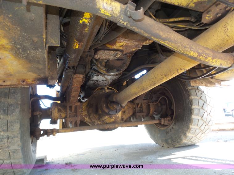 image for item J8925 1978 Oshkosh P-2323-5 sander truck