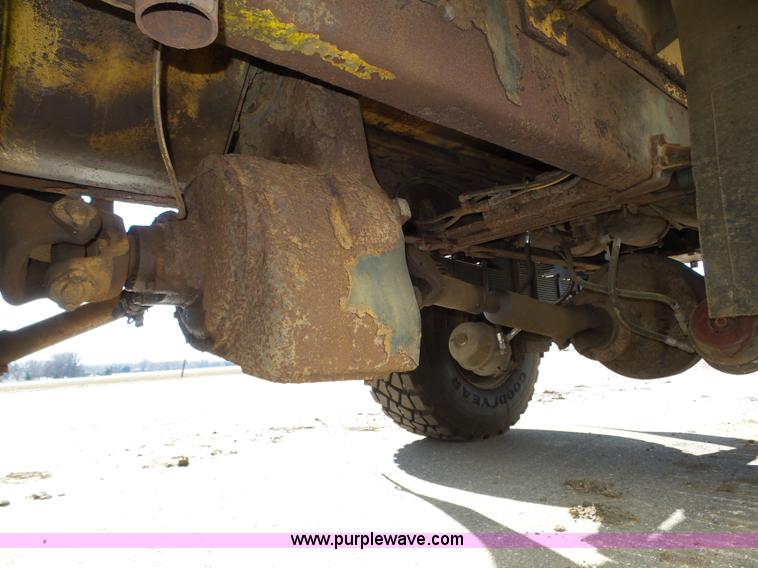 image for item J8925 1978 Oshkosh P-2323-5 sander truck