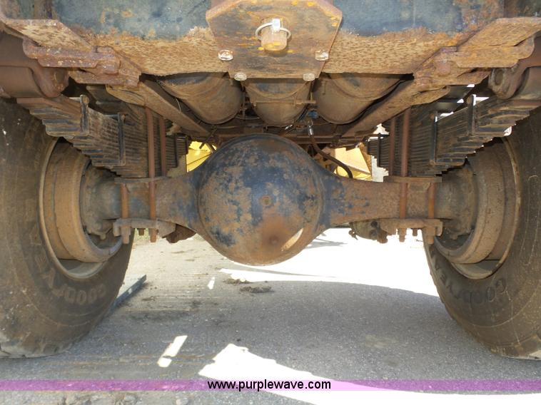 image for item J8925 1978 Oshkosh P-2323-5 sander truck