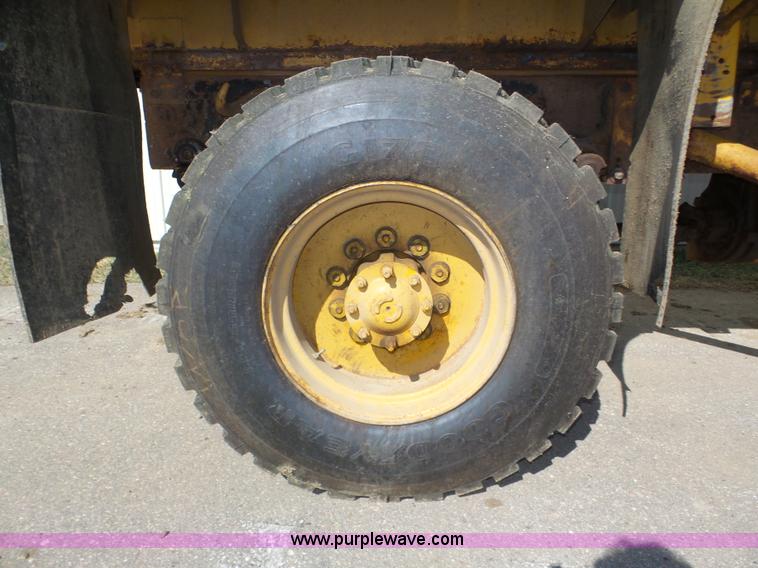 image for item J8925 1978 Oshkosh P-2323-5 sander truck