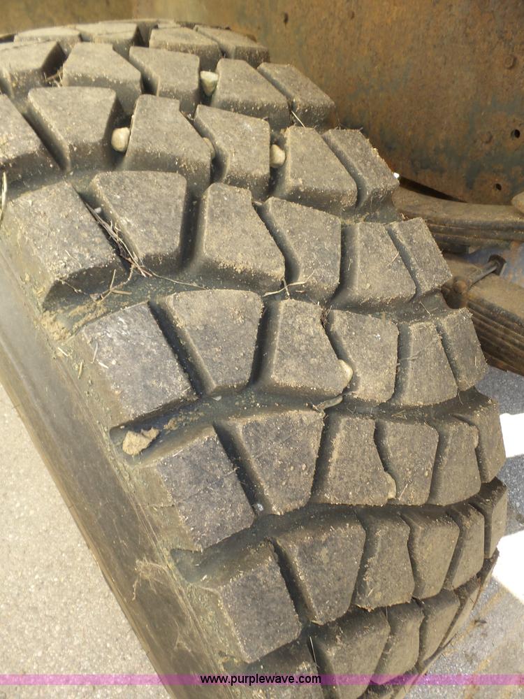 image for item J8925 1978 Oshkosh P-2323-5 sander truck