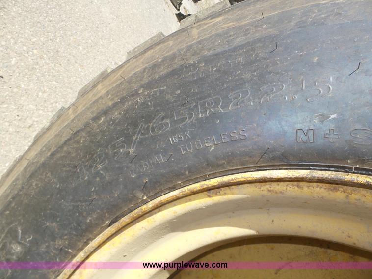 image for item J8925 1978 Oshkosh P-2323-5 sander truck