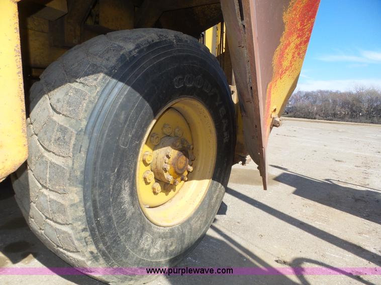 image for item J8925 1978 Oshkosh P-2323-5 sander truck