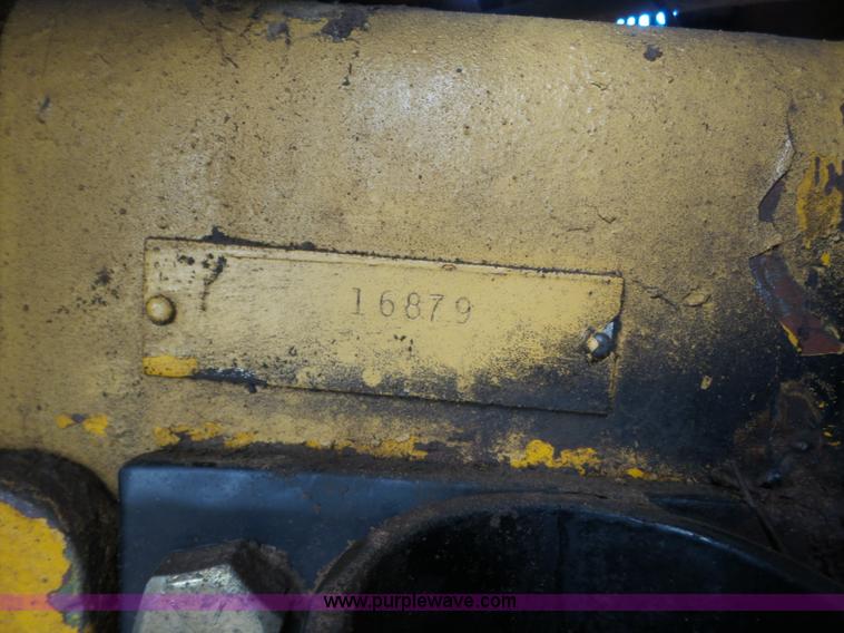 image for item J8925 1978 Oshkosh P-2323-5 sander truck