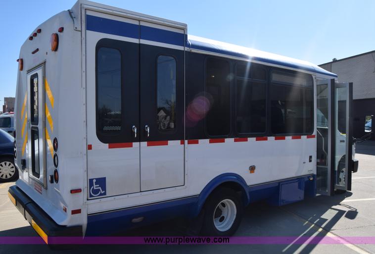 image for item K4341 2010 Ford E450 Super Duty shuttle bus