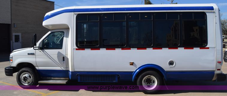 image for item K4341 2010 Ford E450 Super Duty shuttle bus