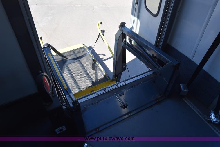 image for item K4341 2010 Ford E450 Super Duty shuttle bus