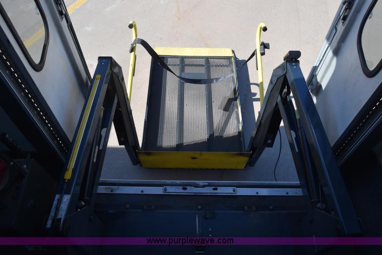 image for item K4341 2010 Ford E450 Super Duty shuttle bus