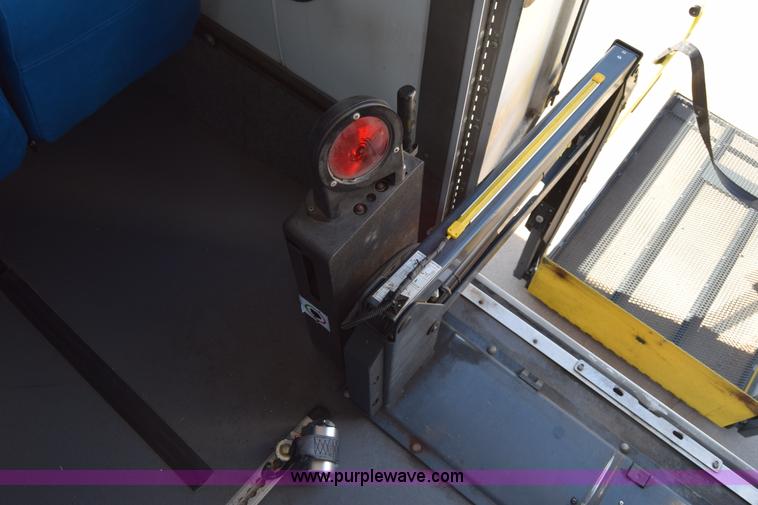 image for item K4341 2010 Ford E450 Super Duty shuttle bus