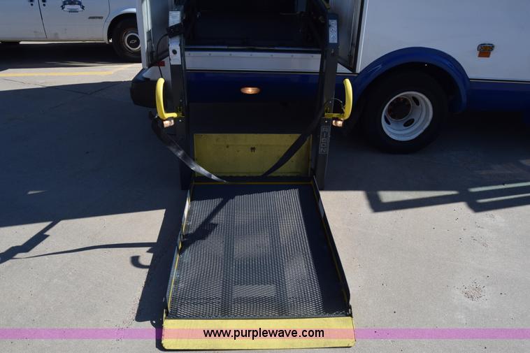 image for item K4341 2010 Ford E450 Super Duty shuttle bus