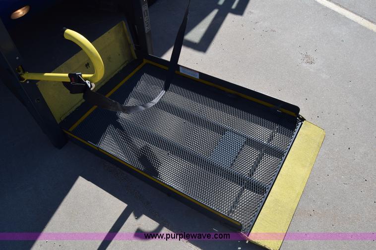 image for item K4341 2010 Ford E450 Super Duty shuttle bus