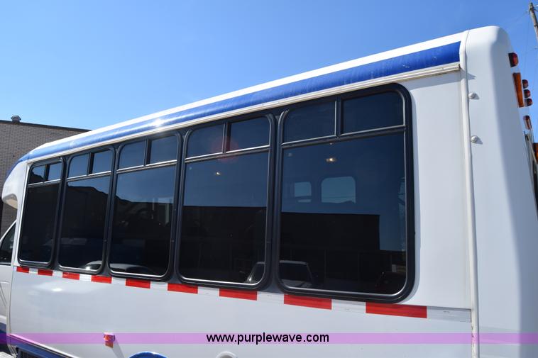 image for item K4341 2010 Ford E450 Super Duty shuttle bus