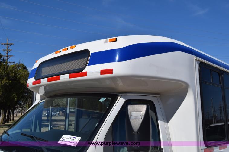image for item K4341 2010 Ford E450 Super Duty shuttle bus