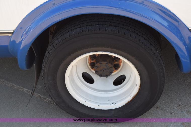 image for item K4341 2010 Ford E450 Super Duty shuttle bus