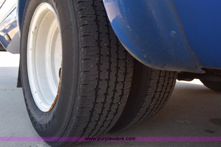 image for item K4341 2010 Ford E450 Super Duty shuttle bus