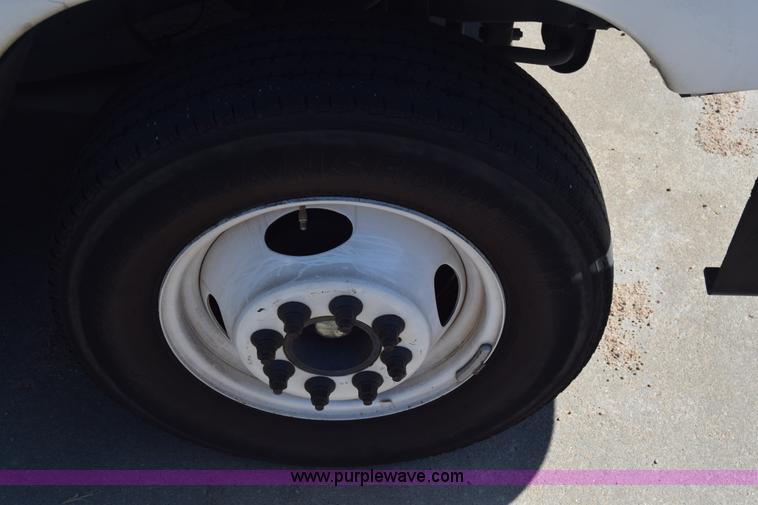 image for item K4341 2010 Ford E450 Super Duty shuttle bus