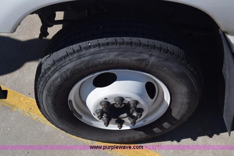 image for item K4341 2010 Ford E450 Super Duty shuttle bus