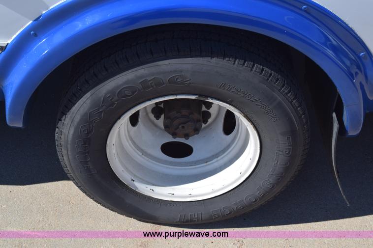 image for item K4341 2010 Ford E450 Super Duty shuttle bus