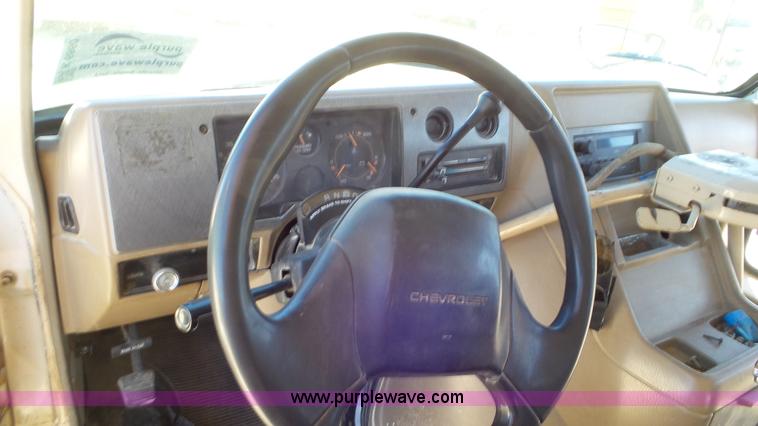 image for item K6860 1993 Chevrolet G30 school bus