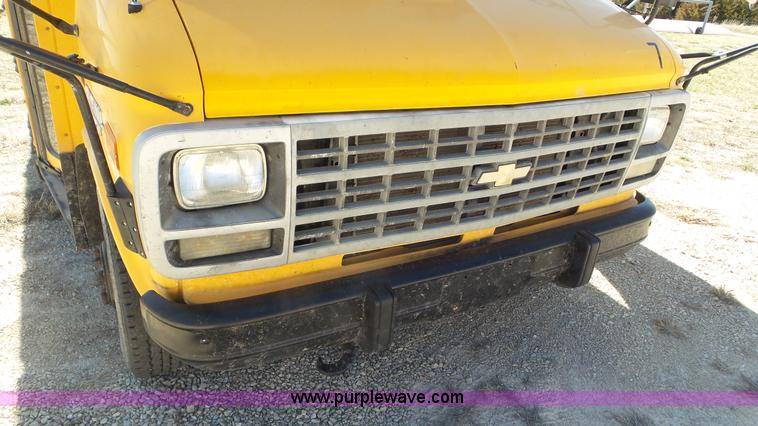 image for item K6860 1993 Chevrolet G30 school bus
