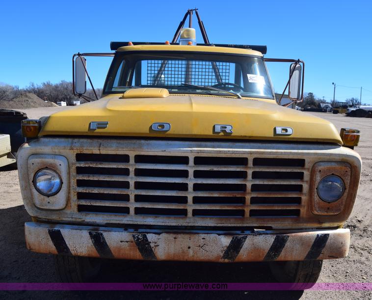 image for item K8680 1973 Ford F750 gin pole truck