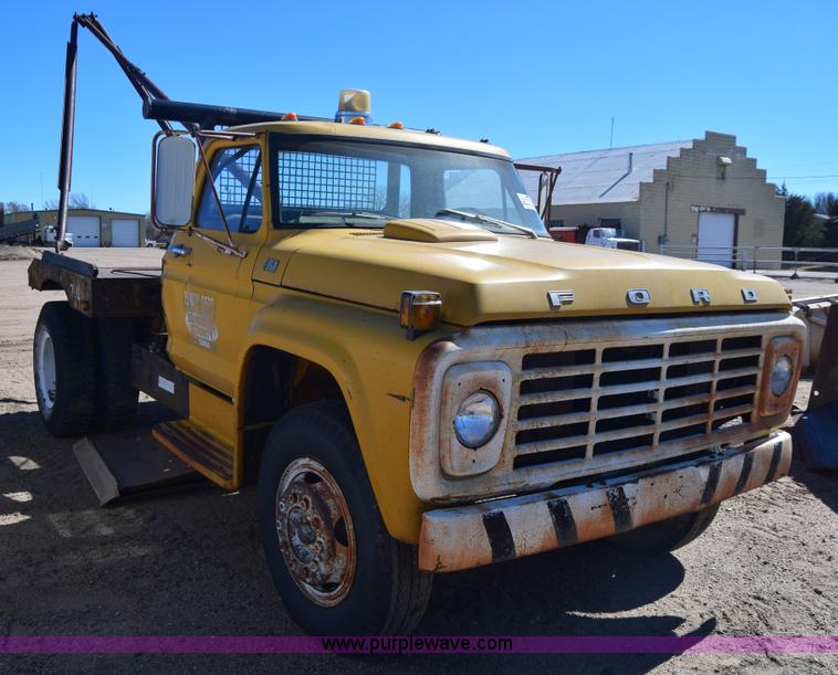 image for item K8680 1973 Ford F750 gin pole truck