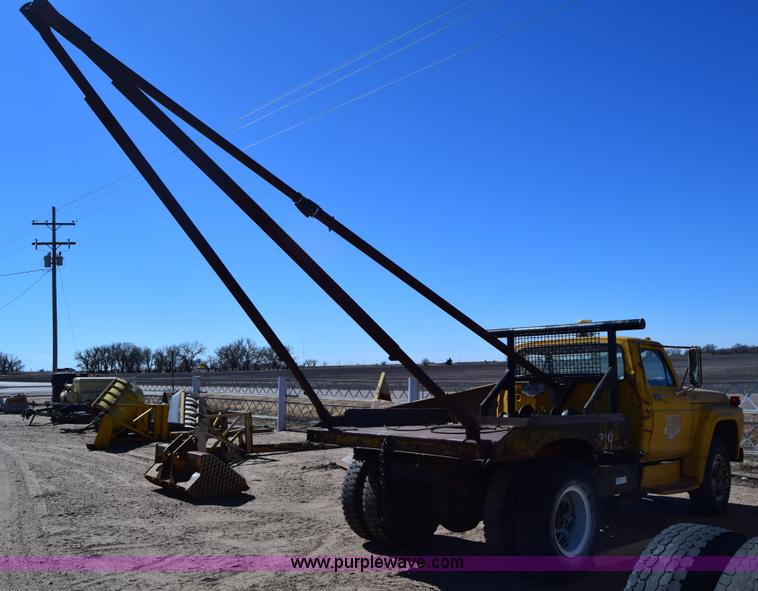 image for item K8680 1973 Ford F750 gin pole truck