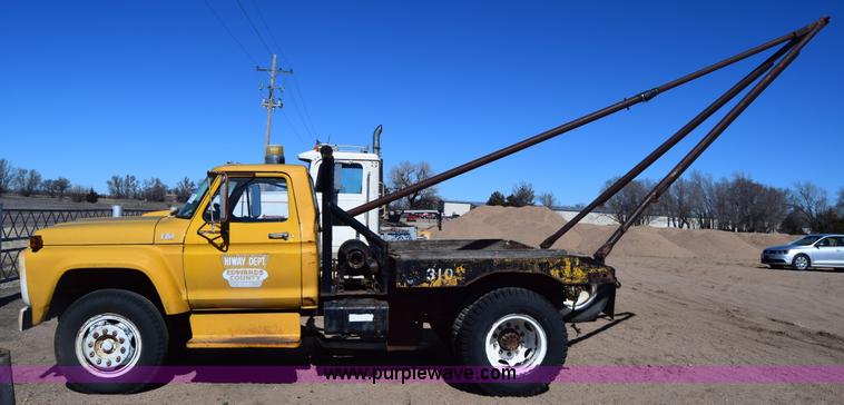 image for item K8680 1973 Ford F750 gin pole truck