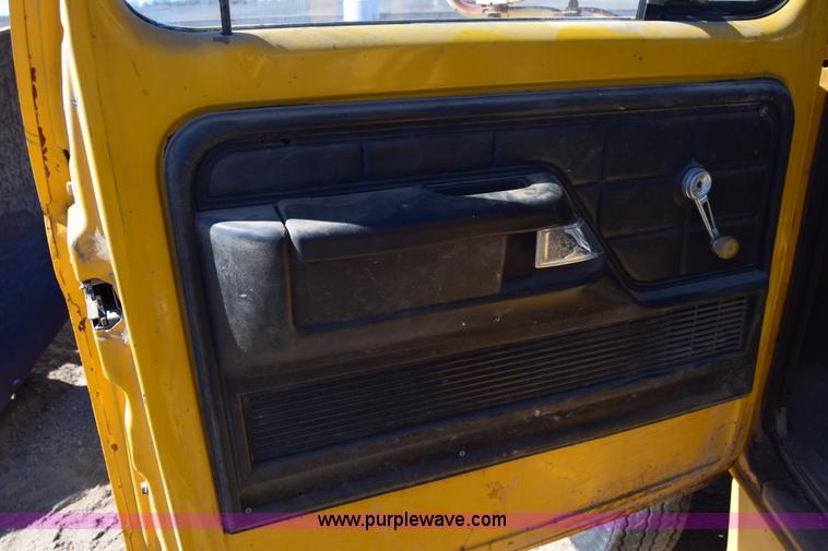 image for item K8680 1973 Ford F750 gin pole truck