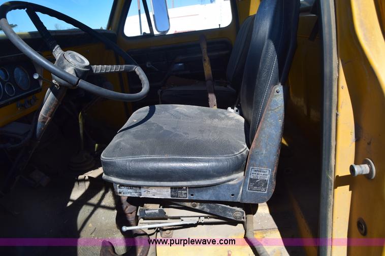 image for item K8680 1973 Ford F750 gin pole truck