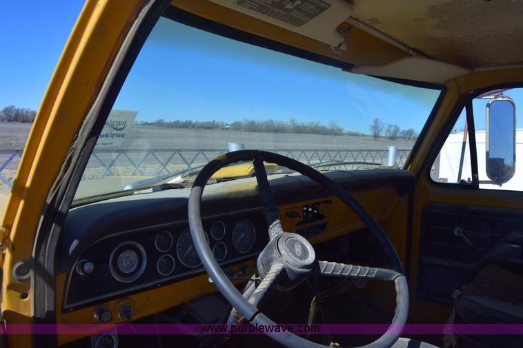 image for item K8680 1973 Ford F750 gin pole truck