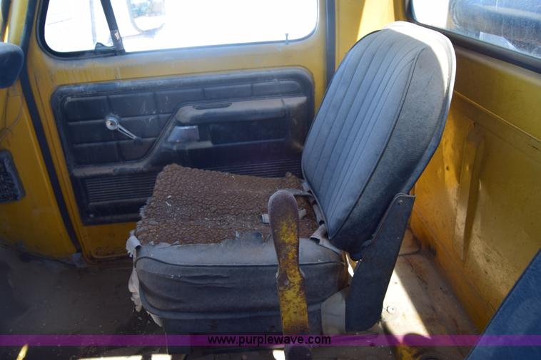 image for item K8680 1973 Ford F750 gin pole truck