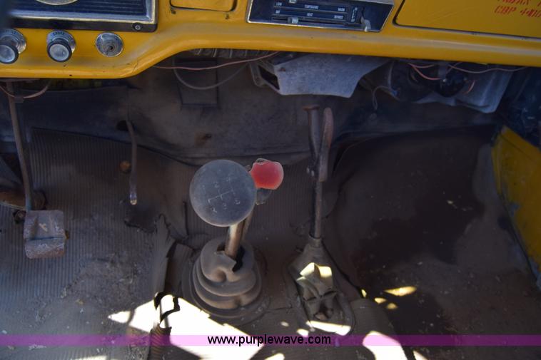 image for item K8680 1973 Ford F750 gin pole truck