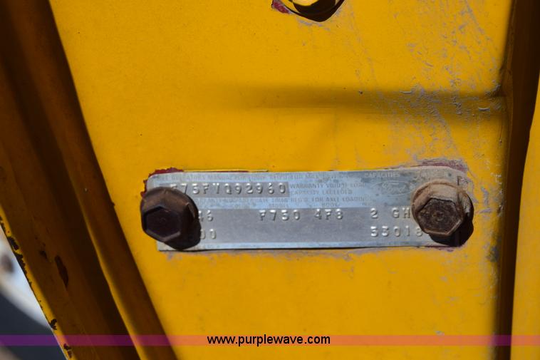 image for item K8680 1973 Ford F750 gin pole truck